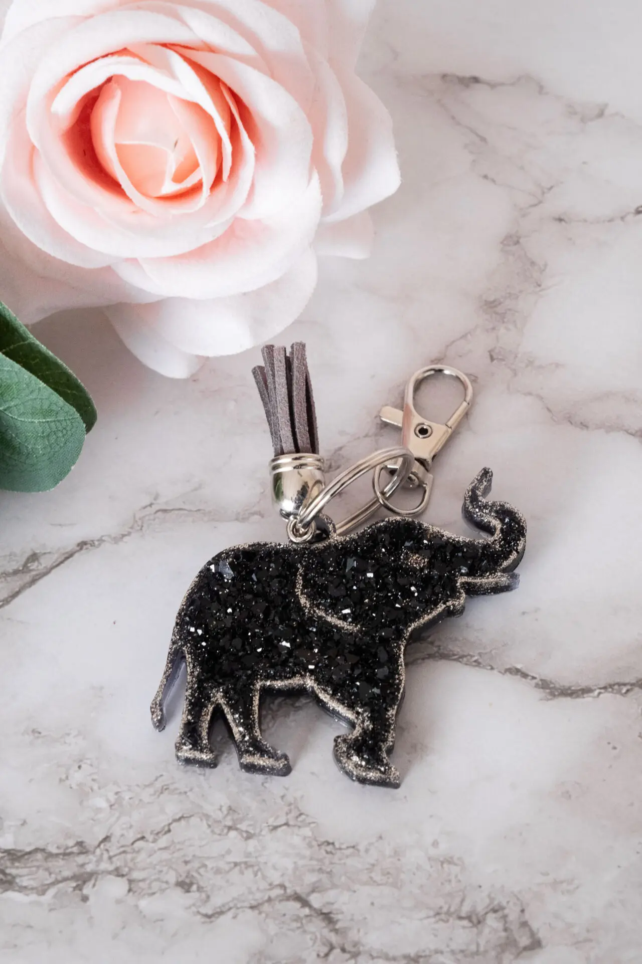 Boutique en ligne d'idées cadeaux et de décoration pour la fête des mères, la fêtes des pères ou pour un anniversaire enfant ou adulte, pour les fêtes de Noël ou pour tout autre occasion Porte-clés diamant éléphant - Résine - noir argent Porte-clé Eléphant effet diamant