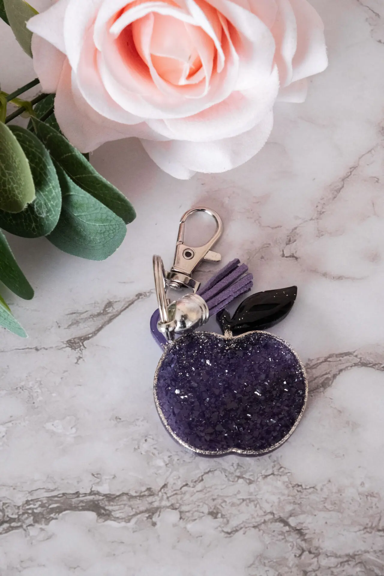 Boutique en ligne d'idées cadeaux et de décoration pour la fête des mères, la fêtes des pères ou pour un anniversaire enfant ou adulte, pour les fêtes de Noël ou pour tout autre occasion Porte-clés diamant pomme - Résine - Mauve