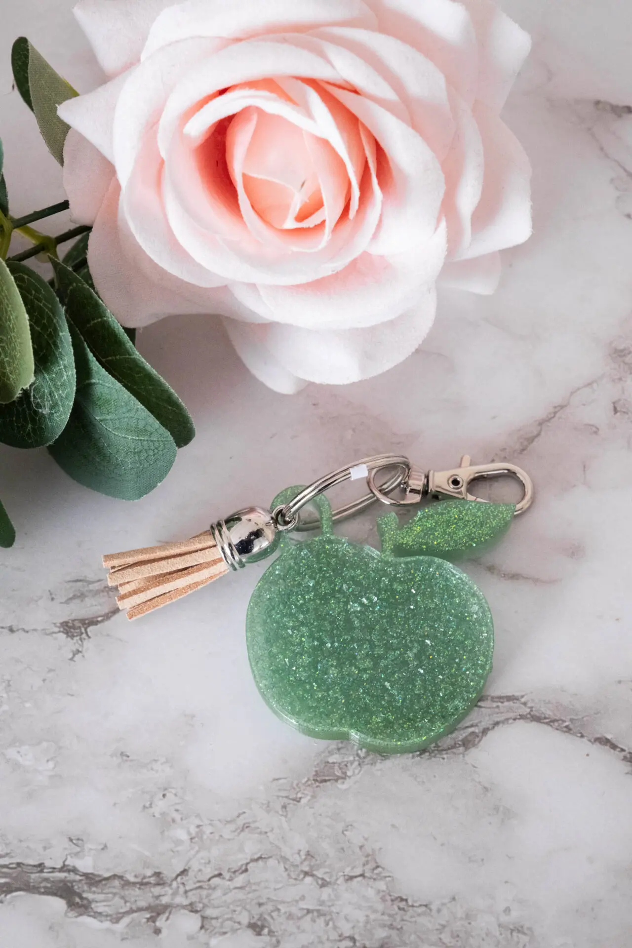 Boutique en ligne d'idées cadeaux et de décoration pour la fête des mères, la fêtes des pères ou pour un anniversaire enfant ou adulte, pour les fêtes de Noël ou pour tout autre occasion Porte-clés diamant pomme - Résine - Vert clair