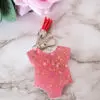 Boutique en ligne d'idées cadeaux et de décoration pour la fête des mères, la fêtes des pères ou pour un anniversaire enfant ou adulte, pour les fêtes de Noël ou pour tout autre occasion Porte-clés thème bébé - Résine - Rose paillette - BODY Porte-clé Thème « Naissance » – Rose Paillette blanc