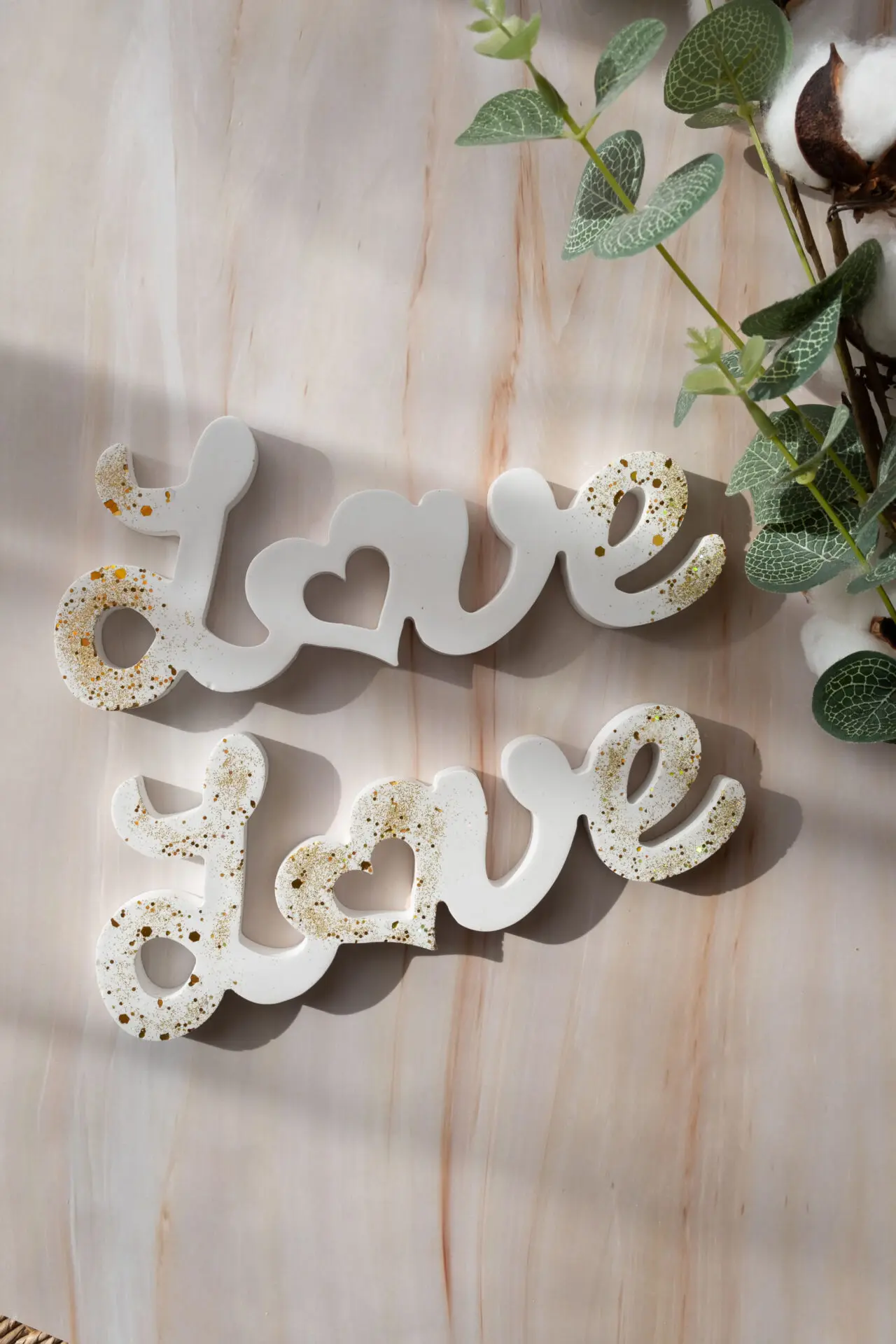 Love mot blanc paillettes dorées - Figurines et statues de décoration intérieur - Boutique en ligne d'idées cadeau et de décoration en Raysin écologique - cadeaux fêtes des mères, fêtes des pères, anniversaire, cadeaux enfants - cadeaux pour adolescents - fabrication artisanales - création originale et française - Décoration minimaliste - décoration épurée - décoration fait main - artisanale