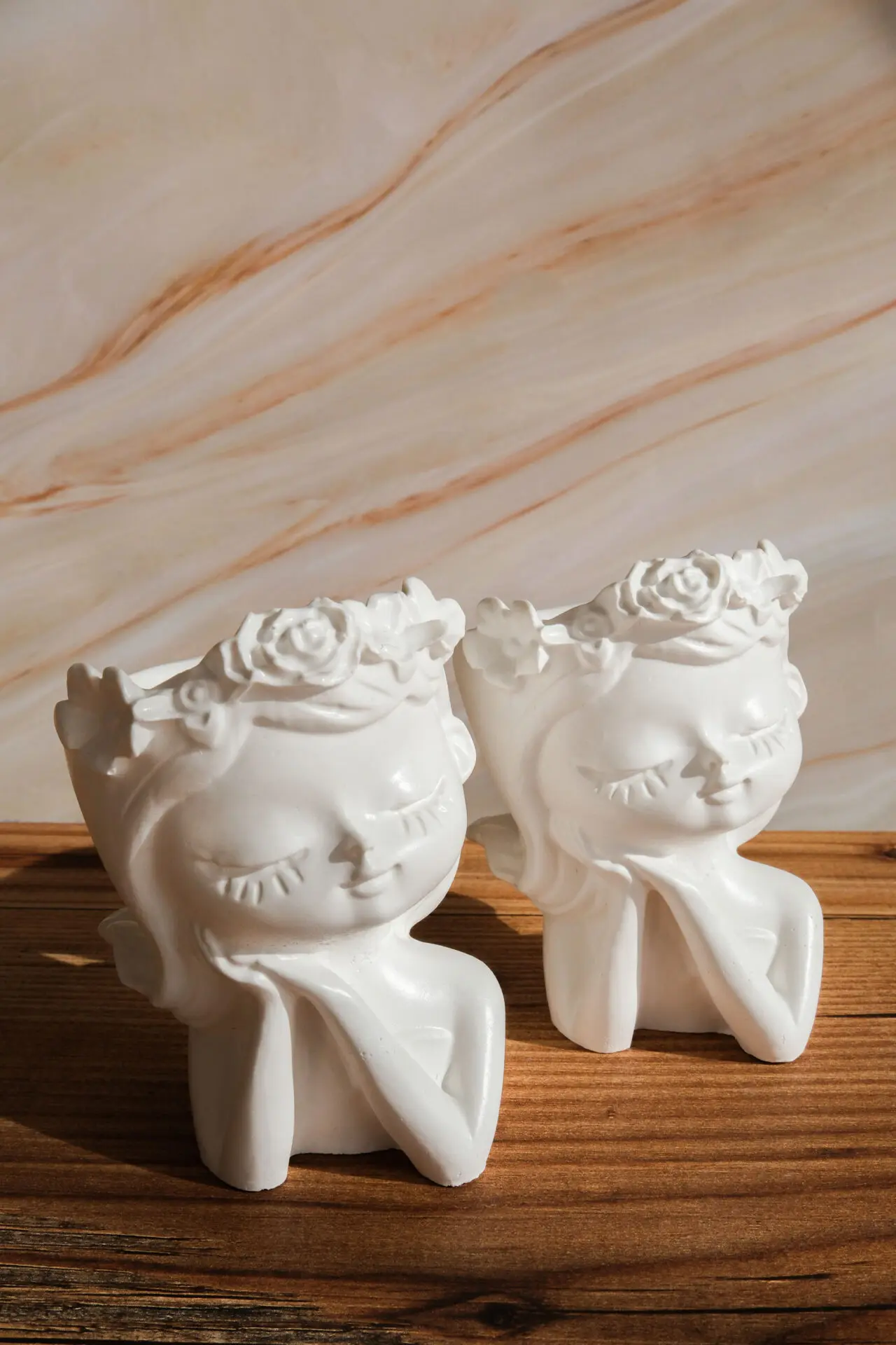 Pot de fleurs fille 1 - blanc - Figurines et statues de décoration intérieur - Boutique en ligne d'idées cadeau et de décoration en Raysin écologique - cadeaux fêtes des mères, fêtes des pères, anniversaire, cadeaux enfants - cadeaux pour adolescents - fabrication artisanales - création originale et française - Décoration minimaliste - décoration épurée - décoration fait main - artisanale