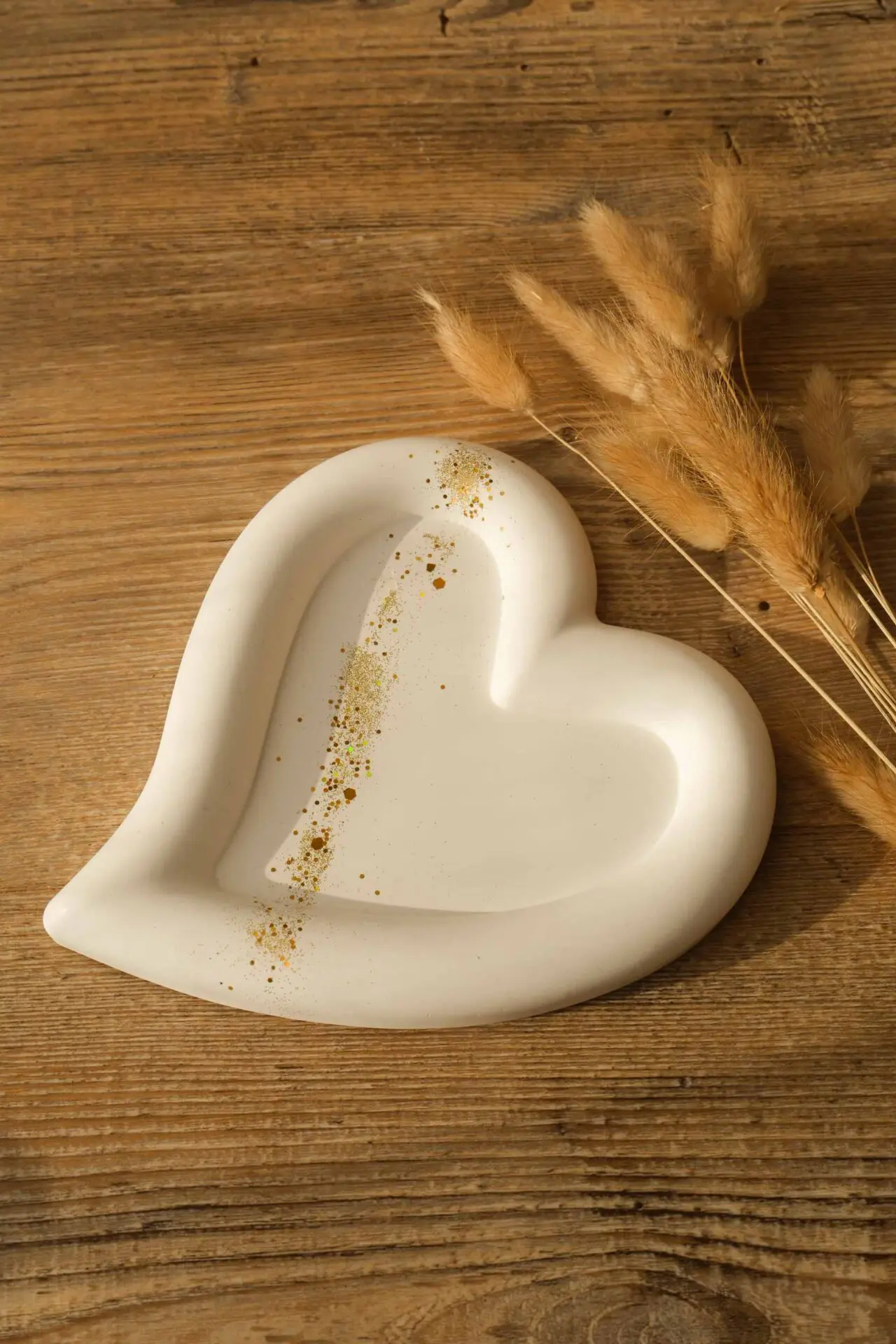 Boutique en ligne française de décoration pour la maison, fabrication artisanale, idées cadeaux, ecofriendly, design, handmade, homedecor, céramique et Jesmonite. Idées cadeaux pour la fête des mères, fête des pères, anniversaires, cadeaux enfants, cadeaux de Noël et fêtes de fin d’année. Boutique en ligne originale située en France en Haute-Savoie. Créations en Jesmonite et eco-friendly. Décoration minimaliste - décoration épurée - décoration fait main – artisanale Plateau en forme de coeur boho - en jesmonite