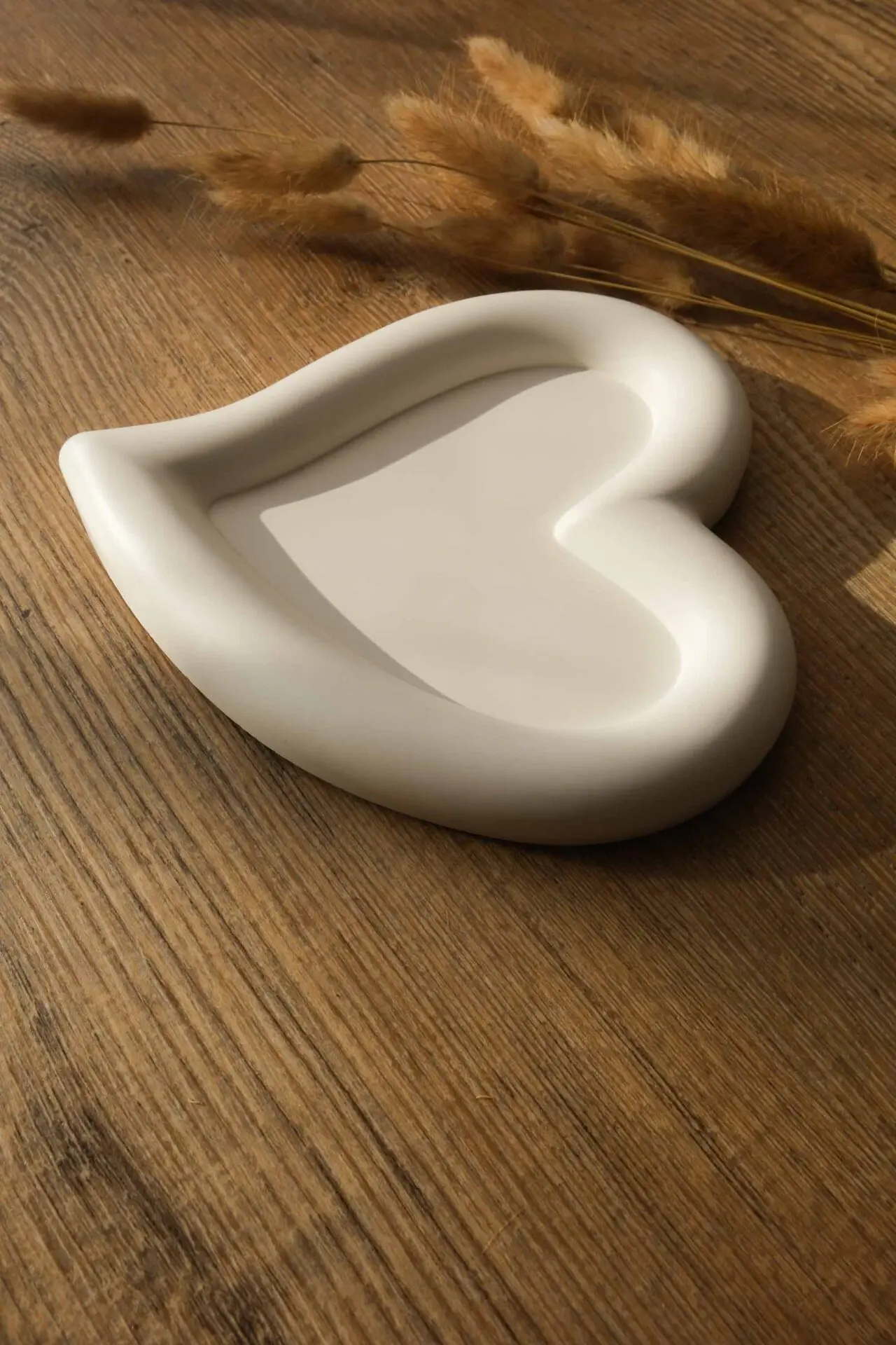 Boutique en ligne française de décoration pour la maison, fabrication artisanale, idées cadeaux, ecofriendly, design, handmade, homedecor, céramique et Jesmonite. Idées cadeaux pour la fête des mères, fête des pères, anniversaires, cadeaux enfants, cadeaux de Noël et fêtes de fin d’année. Boutique en ligne originale située en France en Haute-Savoie. Créations en Jesmonite et eco-friendly. Décoration minimaliste - décoration épurée - décoration fait main – artisanale Plateau en forme de coeur boho - en jesmonite