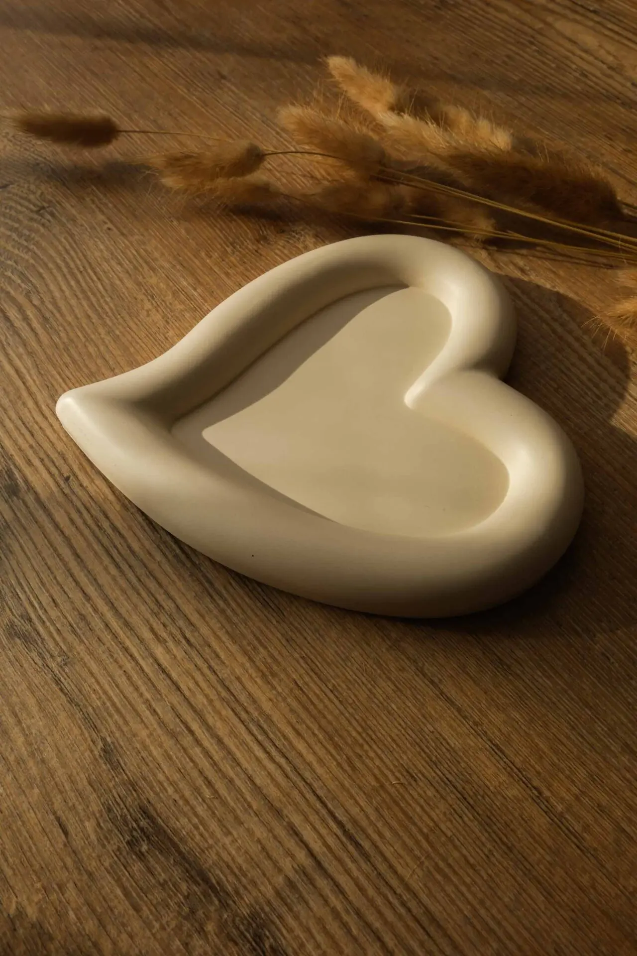 Boutique en ligne française de décoration pour la maison, fabrication artisanale, idées cadeaux, ecofriendly, design, handmade, homedecor, céramique et Jesmonite. Idées cadeaux pour la fête des mères, fête des pères, anniversaires, cadeaux enfants, cadeaux de Noël et fêtes de fin d’année. Boutique en ligne originale située en France en Haute-Savoie. Créations en Jesmonite et eco-friendly. Décoration minimaliste - décoration épurée - décoration fait main – artisanale Plateau en forme de coeur boho - en jesmonite