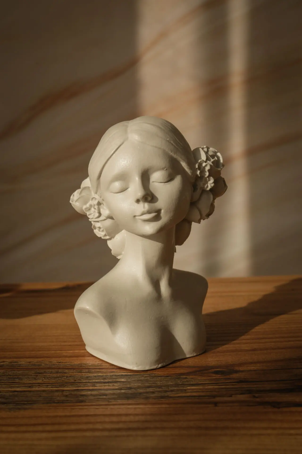 Boutique en ligne française de décoration pour la maison, fabrication artisanale, idées cadeaux, ecofriendly, design, handmade, homedecor, céramique et Jesmonite. Idées cadeaux pour la fête des mères, fête des pères, anniversaires, cadeaux enfants, cadeaux de Noël et fêtes de fin d’année. Boutique en ligne originale située en France en Haute-Savoie. Créations en Jesmonite et eco-friendly. Décoration minimaliste - décoration épurée - décoration fait main – artisanale Statue femme fleurs Chloé