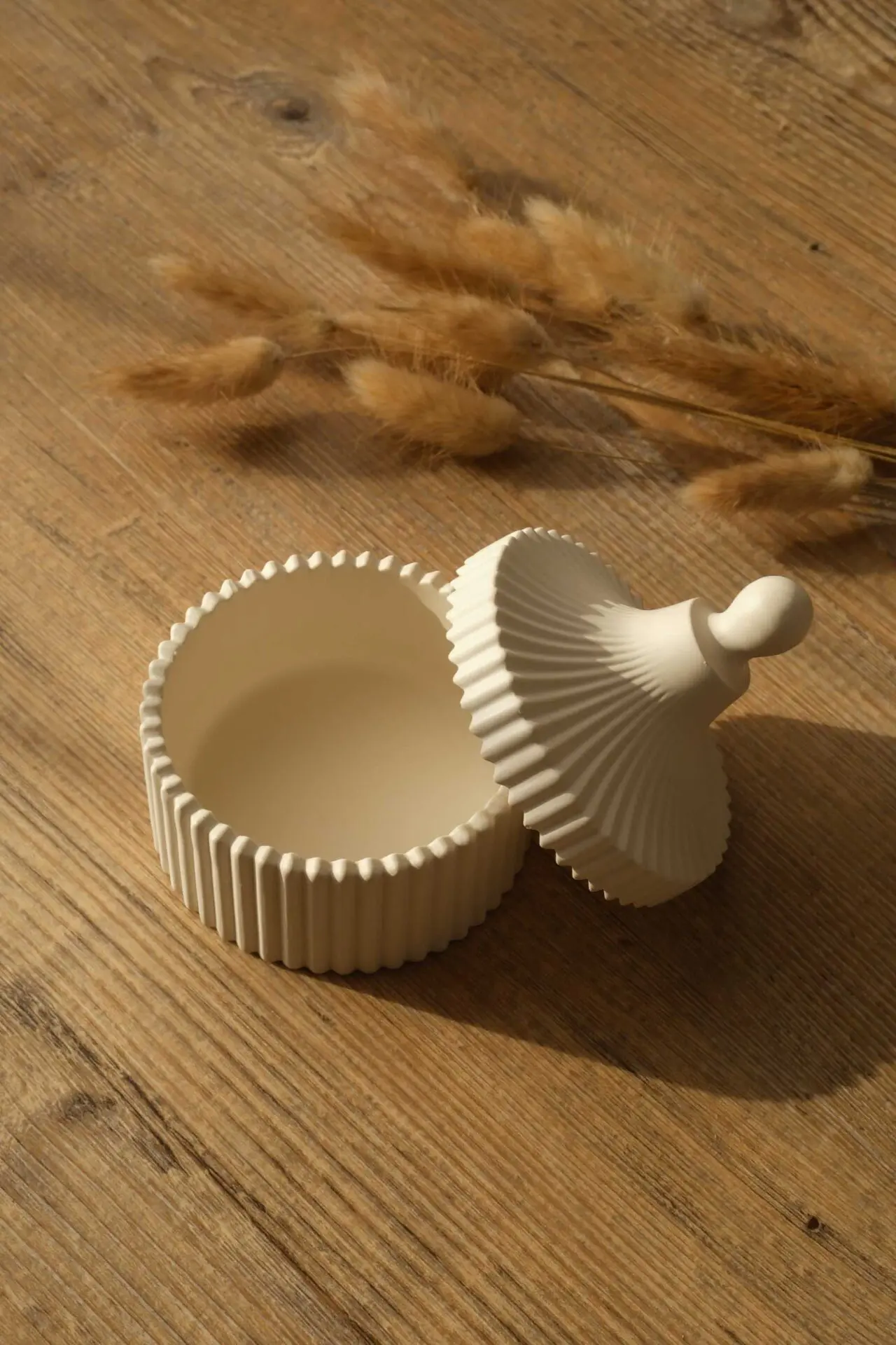 Boutique en ligne française de décoration pour la maison, fabrication artisanale, idées cadeaux, ecofriendly, design, handmade, homedecor, céramique et Jesmonite. Idées cadeaux pour la fête des mères, fête des pères, anniversaires, cadeaux enfants, cadeaux de Noël et fêtes de fin d’année. Boutique en ligne originale située en France en Haute-Savoie. Créations en Jesmonite et eco-friendly. Décoration minimaliste - décoration épurée - décoration fait main – artisanale Boite à bijoux en forme de bonbonnière