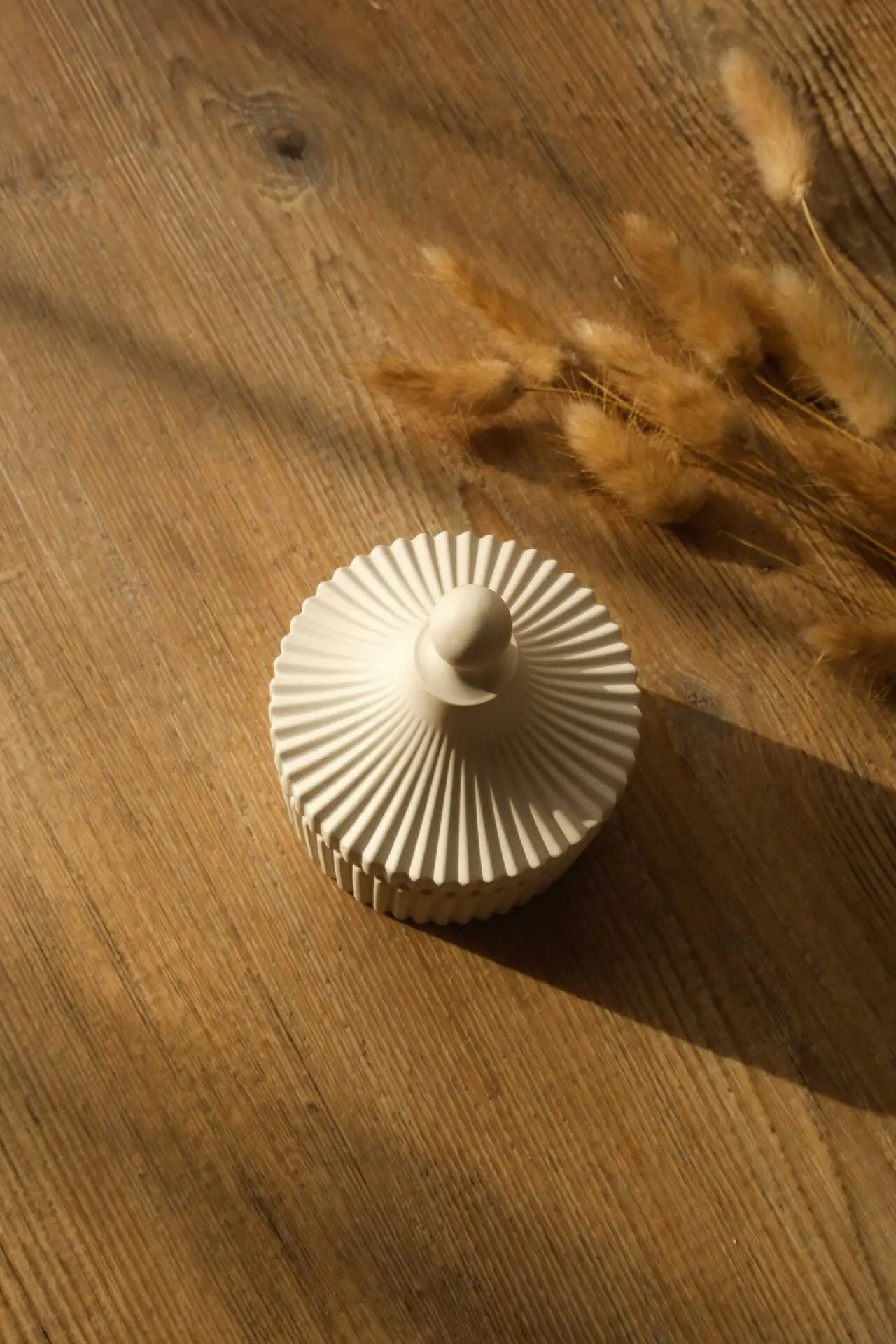 Boutique en ligne française de décoration pour la maison, fabrication artisanale, idées cadeaux, ecofriendly, design, handmade, homedecor, céramique et Jesmonite. Idées cadeaux pour la fête des mères, fête des pères, anniversaires, cadeaux enfants, cadeaux de Noël et fêtes de fin d’année. Boutique en ligne originale située en France en Haute-Savoie. Créations en Jesmonite et eco-friendly. Décoration minimaliste - décoration épurée - décoration fait main – artisanale Boite à bijoux en forme de bonbonnière