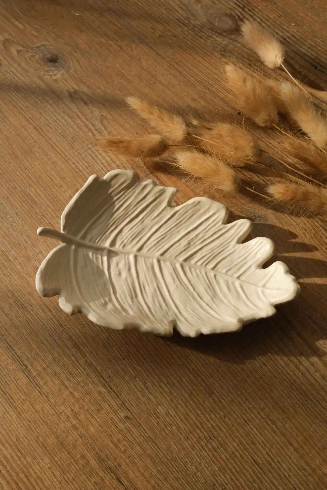 Boutique en ligne française de décoration pour la maison, fabrication artisanale, idées cadeaux, ecofriendly, design, handmade, homedecor, céramique et Jesmonite. Idées cadeaux pour la fête des mères, fête des pères, anniversaires, cadeaux enfants, cadeaux de Noël et fêtes de fin d’année. Boutique en ligne originale située en France en Haute-Savoie. Créations en Jesmonite et eco-friendly. Décoration minimaliste - décoration épurée - décoration fait main – artisanale vide poche petite feuille