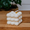Bougies artisanales fabriquées à la main. Bougies sculpturales moulées en cire végétale - Bougie sculpturale - Bubble Cube Boutique en ligne française de décoration pour la maison, fabrication artisanale, idées cadeaux, eco-friendly, design, hand-made, home-decor. Idées cadeaux pour la fête des mères, fête des pères, anniversaires, cadeaux enfants, cadeaux de Noël et fêtes de fin d’année. Boutique en ligne de bougie artisanale originale située en France en Haute-Savoie. Décoration minimaliste - décoration épurée - décoration fait main Parfums de Grasse bougies Suspensions parfumées luxe Fondants parfumés artisanaux Fragrances françaises décoration Bougies parfumées artisanales Ambiance intérieure parfumée Décoration olfactive de luxe