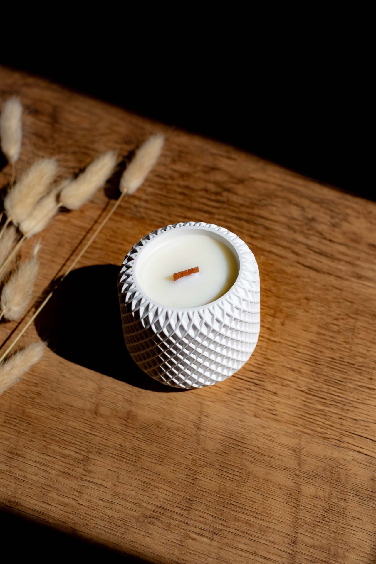 Bougies artisanales fabriquées à la main. Bougies en pot à cire végétale - Bougie écologique - Boutique en ligne française de décoration pour la maison, fabrication artisanale, idées cadeaux, eco-friendly, design, hand-made, home-decor. Idées cadeaux pour la fête des mères, fête des pères, anniversaires, cadeaux enfants, cadeaux de Noël et fêtes de fin d’année. Boutique en ligne de bougie artisanale originale située en France en Haute-Savoie. Décoration minimaliste - décoration épurée - décoration fait main Parfums de Grasse bougies Fragrances françaises décoration Bougies parfumées artisanales Ambiance intérieure parfumée Décoration olfactive de luxe Bougie en pot_Raysin_FLORIDA