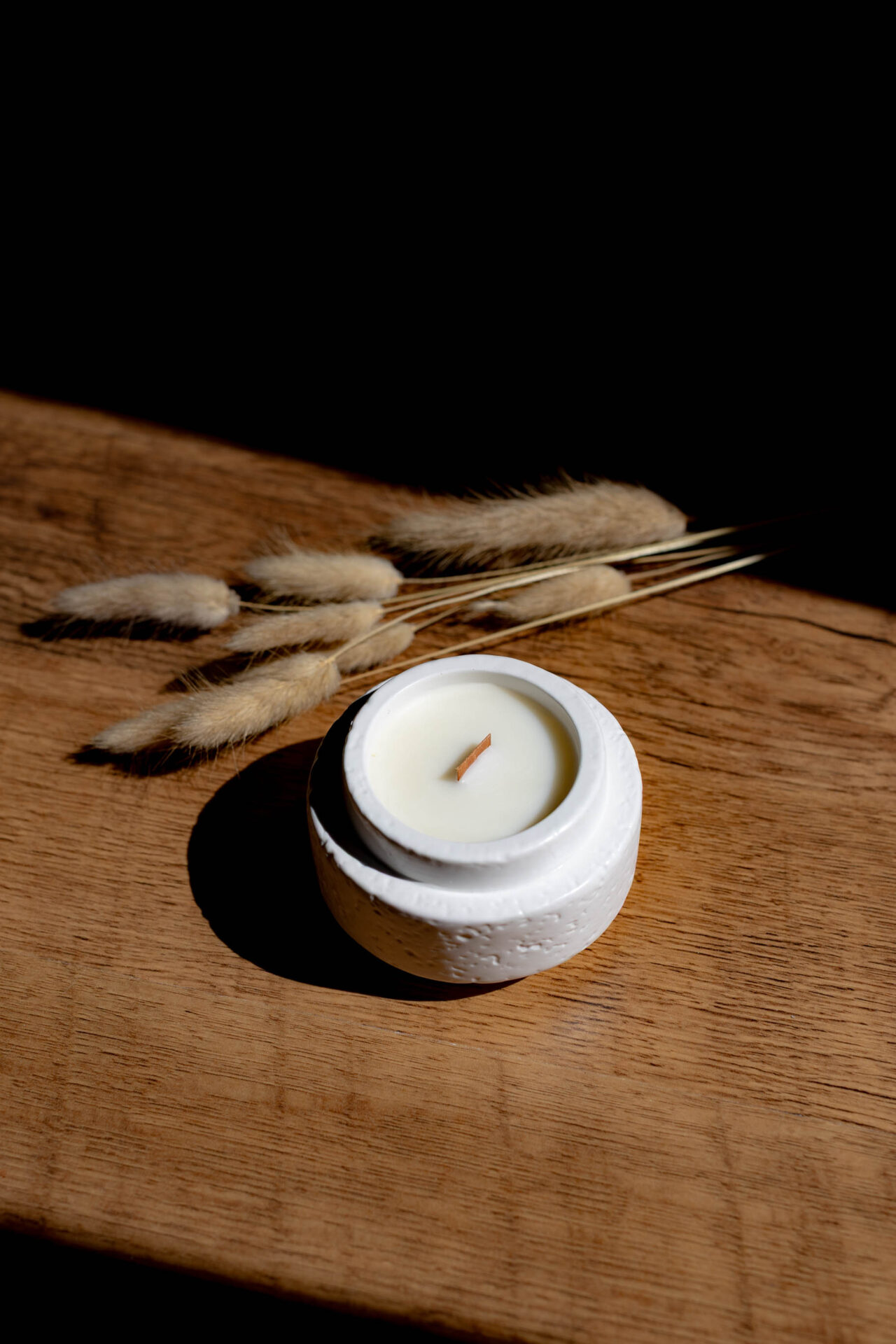 Bougies artisanales fabriquées à la main. Bougies en pot à cire végétale - Bougie écologique - Boutique en ligne française de décoration pour la maison, fabrication artisanale, idées cadeaux, eco-friendly, design, hand-made, home-decor. Idées cadeaux pour la fête des mères, fête des pères, anniversaires, cadeaux enfants, cadeaux de Noël et fêtes de fin d’année. Boutique en ligne de bougie artisanale originale située en France en Haute-Savoie. Décoration minimaliste - décoration épurée - décoration fait main Parfums de Grasse bougies Fragrances françaises décoration Bougies parfumées artisanales Ambiance intérieure parfumée Décoration olfactive de luxe Bougie en pot_Raysin_NEVADA