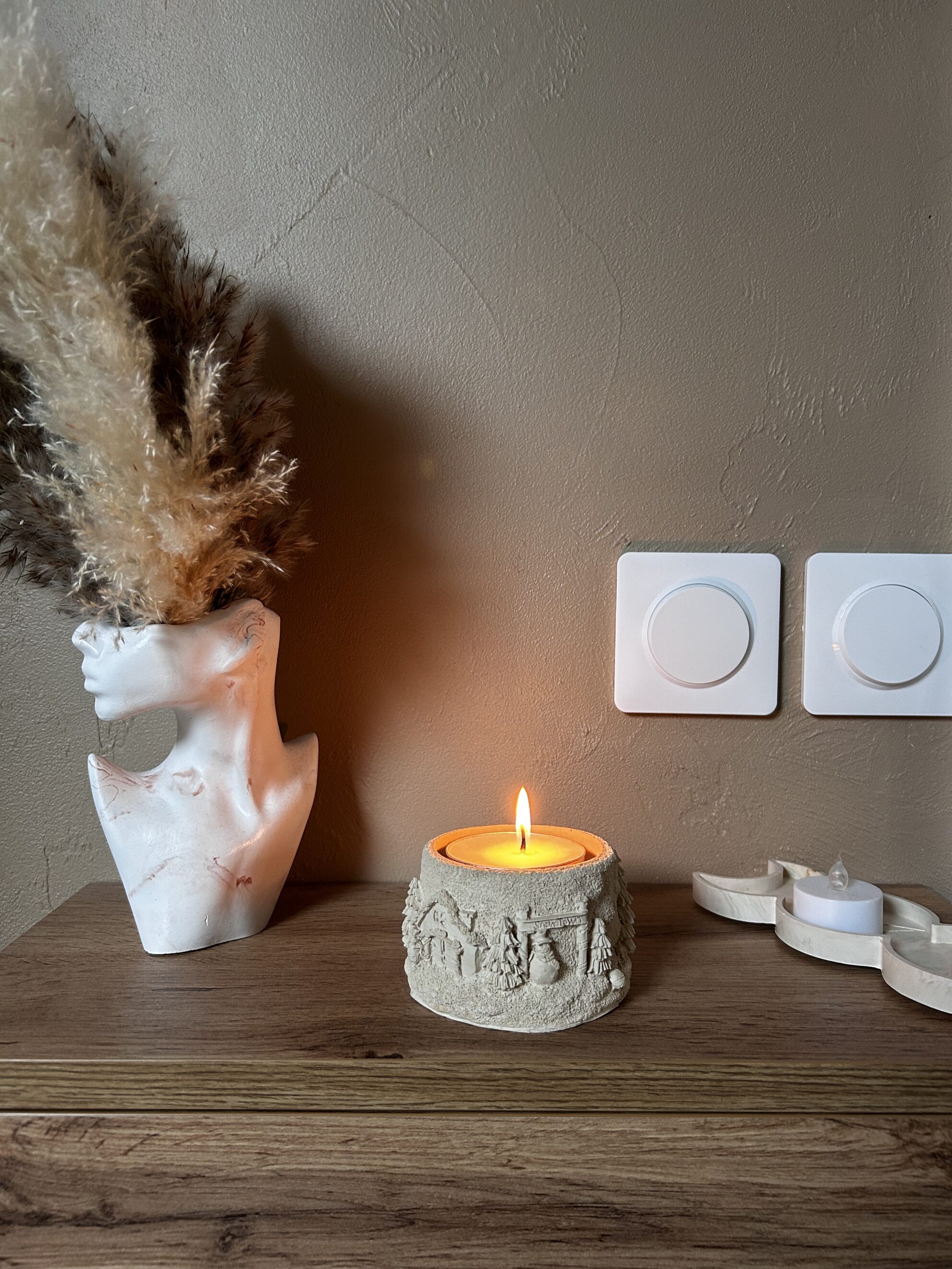Boutique en ligne française de décoration pour la maison, fabrication artisanale, idées cadeaux, ecofriendly, design, handmade, homedecor, céramique et Jesmonite. Idées cadeaux pour la fête des mères, fête des pères, anniversaires, cadeaux enfants, cadeaux de Noël et fêtes de fin d’année. Boutique en ligne originale située en France en Haute-Savoie. Créations en Jesmonite et eco-friendly. Décoration minimaliste - décoration épurée - décoration fait main – artisanale Bougeoir d'hiver en jesmonite - snow town pour chauffe plat - cadeaux de noël