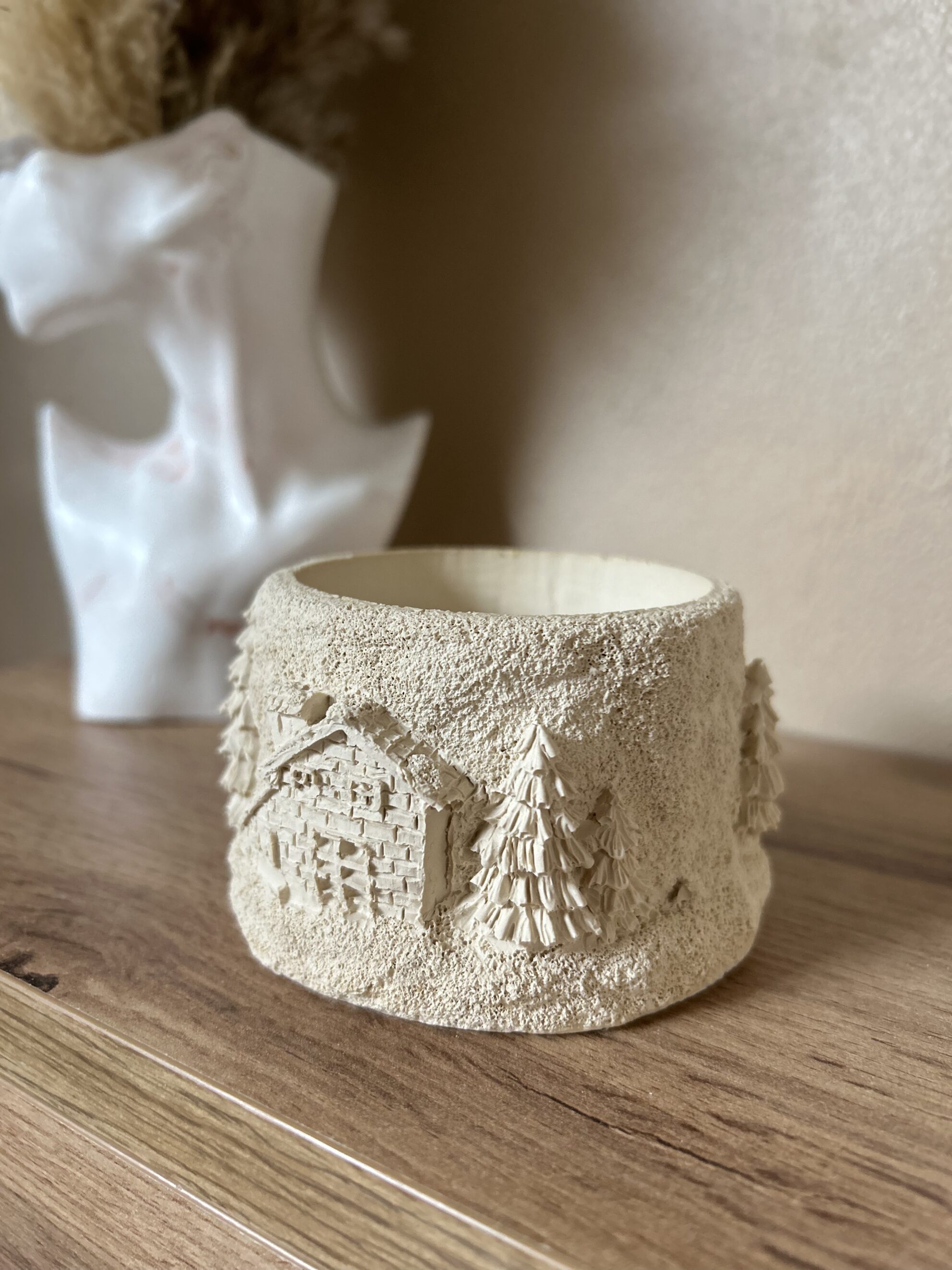 Boutique en ligne française de décoration pour la maison, fabrication artisanale, idées cadeaux, ecofriendly, design, handmade, homedecor, céramique et Jesmonite. Idées cadeaux pour la fête des mères, fête des pères, anniversaires, cadeaux enfants, cadeaux de Noël et fêtes de fin d’année. Boutique en ligne originale située en France en Haute-Savoie. Créations en Jesmonite et eco-friendly. Décoration minimaliste - décoration épurée - décoration fait main – artisanale Bougeoir d'hiver en jesmonite - snow town pour chauffe plat - cadeaux de noël
