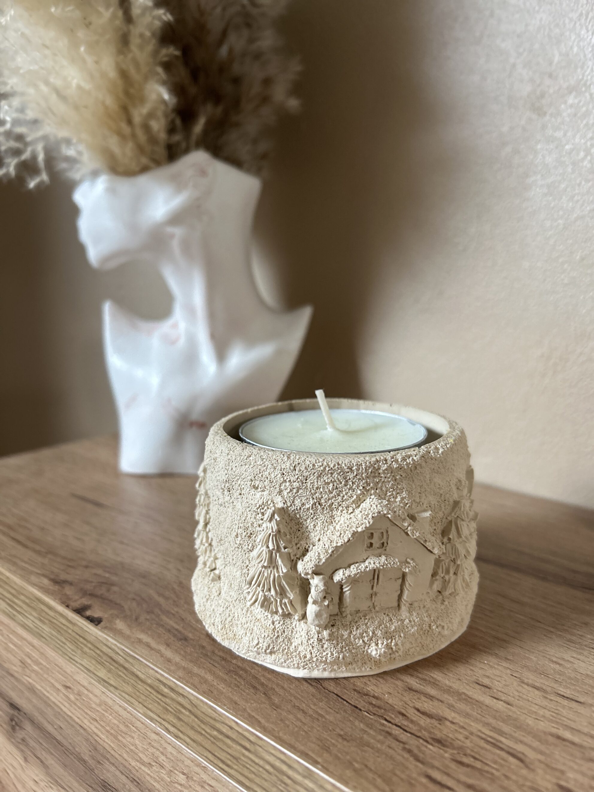 Boutique en ligne française de décoration pour la maison, fabrication artisanale, idées cadeaux, ecofriendly, design, handmade, homedecor, céramique et Jesmonite. Idées cadeaux pour la fête des mères, fête des pères, anniversaires, cadeaux enfants, cadeaux de Noël et fêtes de fin d’année. Boutique en ligne originale située en France en Haute-Savoie. Créations en Jesmonite et eco-friendly. Décoration minimaliste - décoration épurée - décoration fait main – artisanale Bougeoir d'hiver en jesmonite - snow town pour chauffe plat - cadeaux de noël