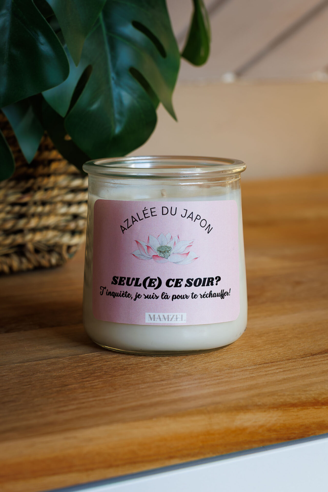 Bougies artisanales fabriquées à la main. Bougies en pot à cire végétale - Bougie écologique - Boutique en ligne française de décoration pour la maison, fabrication artisanale, idées cadeaux, eco-friendly, design, hand-made, home-decor. Idées cadeaux pour la fête des mères, fête des pères, anniversaires, cadeaux enfants, cadeaux de Noël et fêtes de fin d’année. Boutique en ligne de bougie artisanale originale située en France en Haute-Savoie. Décoration minimaliste - décoration épurée - décoration fait main Parfums de Grasse bougies Fragrances françaises décoration Bougies parfumées artisanales Ambiance intérieure parfumée Décoration olfactive de luxe Bougie en pot en verre - bougie bien être - bougie pour soigner les émotions - bougie réconfortante Bougie Bien être - Azalée du Japon