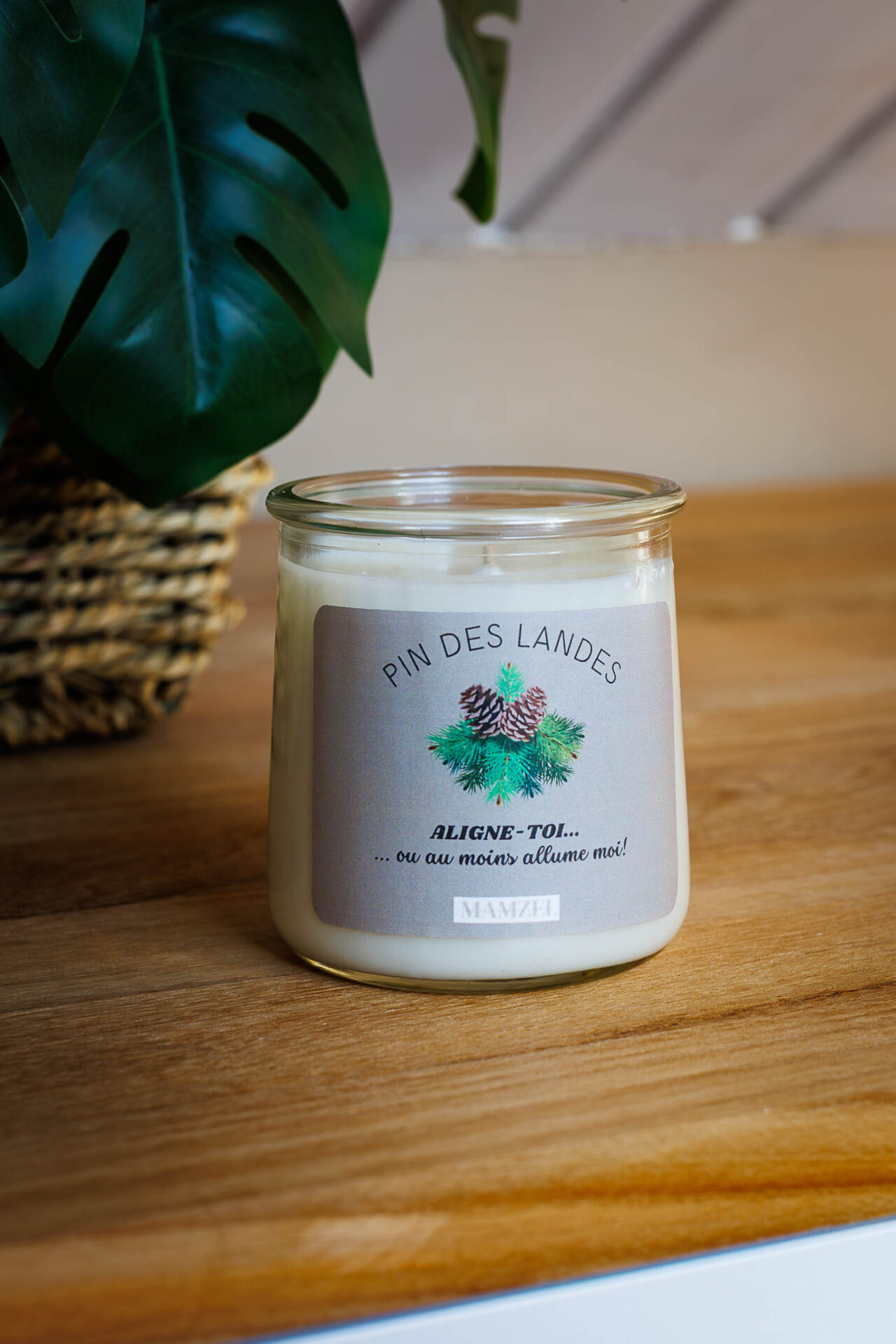 Bougies artisanales fabriquées à la main. Bougies en pot à cire végétale - Bougie écologique - Boutique en ligne française de décoration pour la maison, fabrication artisanale, idées cadeaux, eco-friendly, design, hand-made, home-decor. Idées cadeaux pour la fête des mères, fête des pères, anniversaires, cadeaux enfants, cadeaux de Noël et fêtes de fin d’année. Boutique en ligne de bougie artisanale originale située en France en Haute-Savoie. Décoration minimaliste - décoration épurée - décoration fait main Parfums de Grasse bougies Fragrances françaises décoration Bougies parfumées artisanales Ambiance intérieure parfumée Décoration olfactive de luxe Bougie en pot en verre - bougie bien être - bougie pour soigner les émotions - bougie réconfortante - Bougie Bien-être Emotion | Fleur de coton Bougie Bien être Message-Pin des Landes