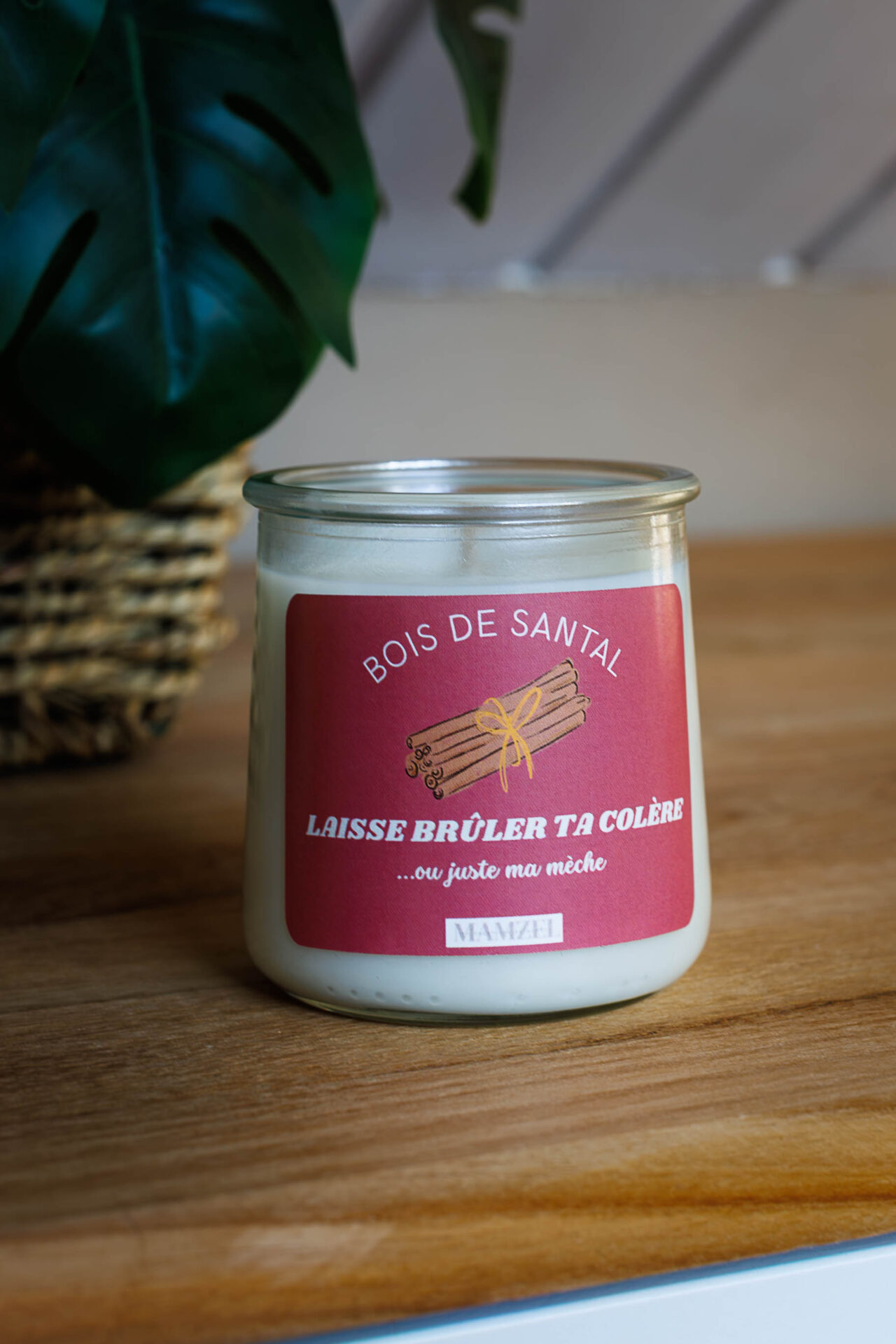 Bougies artisanales fabriquées à la main. Bougies en pot à cire végétale - Bougie écologique - Boutique en ligne française de décoration pour la maison, fabrication artisanale, idées cadeaux, eco-friendly, design, hand-made, home-decor. Idées cadeaux pour la fête des mères, fête des pères, anniversaires, cadeaux enfants, cadeaux de Noël et fêtes de fin d’année. Boutique en ligne de bougie artisanale originale située en France en Haute-Savoie. Décoration minimaliste - décoration épurée - décoration fait main Parfums de Grasse bougies Fragrances françaises décoration Bougies parfumées artisanales Ambiance intérieure parfumée Décoration olfactive de luxe Bougie en pot en verre - bougie bien être - bougie pour soigner les émotions - bougie réconfortante Bougie Bien être - Bois de Santal