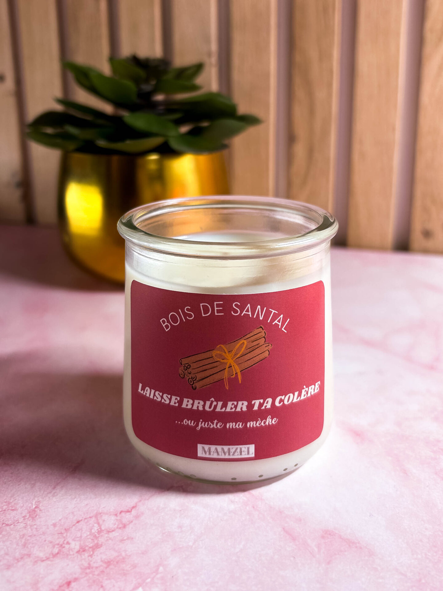 Bougies artisanales fabriquées à la main. Bougies en pot à cire végétale - Bougie écologique - Boutique en ligne française de décoration pour la maison, fabrication artisanale, idées cadeaux, eco-friendly, design, hand-made, home-decor. Idées cadeaux pour la fête des mères, fête des pères, anniversaires, cadeaux enfants, cadeaux de Noël et fêtes de fin d’année. Boutique en ligne de bougie artisanale originale située en France en Haute-Savoie. Décoration minimaliste - décoration épurée - décoration fait main Parfums de Grasse bougies Fragrances françaises décoration Bougies parfumées artisanales Ambiance intérieure parfumée Décoration olfactive de luxe Bougie en pot en verre - bougie bien être - bougie pour soigner les émotions - bougie réconfortante Bougie Bien être - Bois de Santa