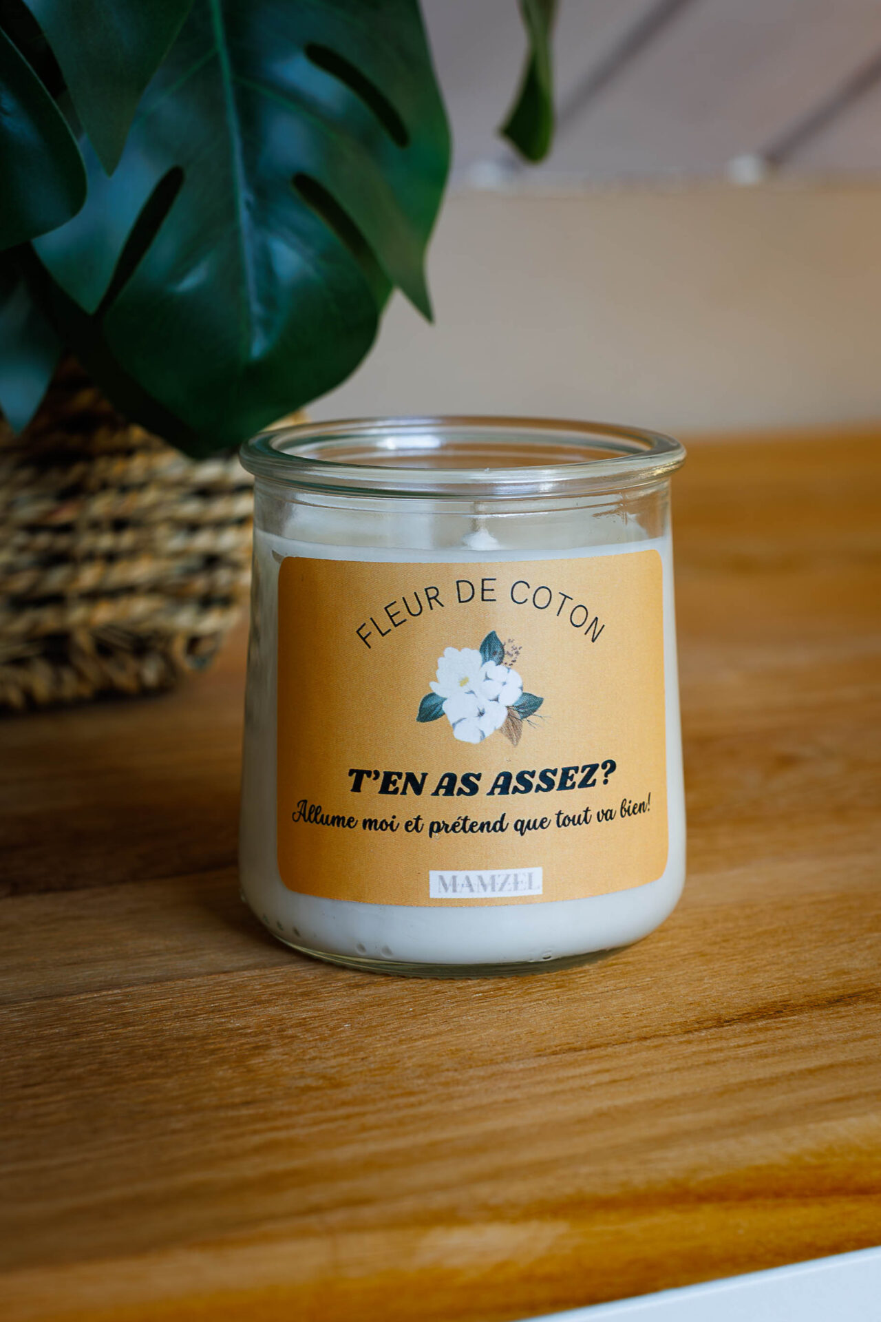 Bougies artisanales fabriquées à la main. Bougies en pot à cire végétale - Bougie écologique - Boutique en ligne française de décoration pour la maison, fabrication artisanale, idées cadeaux, eco-friendly, design, hand-made, home-decor. Idées cadeaux pour la fête des mères, fête des pères, anniversaires, cadeaux enfants, cadeaux de Noël et fêtes de fin d’année. Boutique en ligne de bougie artisanale originale située en France en Haute-Savoie. Décoration minimaliste - décoration épurée - décoration fait main Parfums de Grasse bougies Fragrances françaises décoration Bougies parfumées artisanales Ambiance intérieure parfumée Décoration olfactive de luxe Bougie en pot en verre - bougie bien être - bougie pour soigner les émotions - bougie réconfortante Bougie Bien être - Fleur de coton