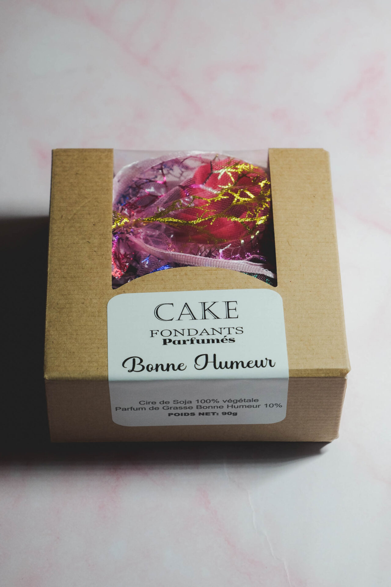 Bougies artisanales fabriquées à la main. Idées cadeaux pour la fête des mères, fête des pères, anniversaires, cadeaux enfants, cadeaux de Noël et fêtes de fin d’année. Boutique en ligne de bougie artisanale originale située en France en Haute-Savoie. Décoration minimaliste - décoration épurée - décoration fait main Parfums de Grasse bougies Fondants parfumés artisanaux Fragrances françaises Ambiance intérieure parfumée Décoration olfactive de luxe Fondant cire parfumé forme gâteau" Fondants parfumés CAKE "Bougie cire gourmande gâteau" Fondants cire de soja végétale - Parfum de Grasse "Bonne humeur"