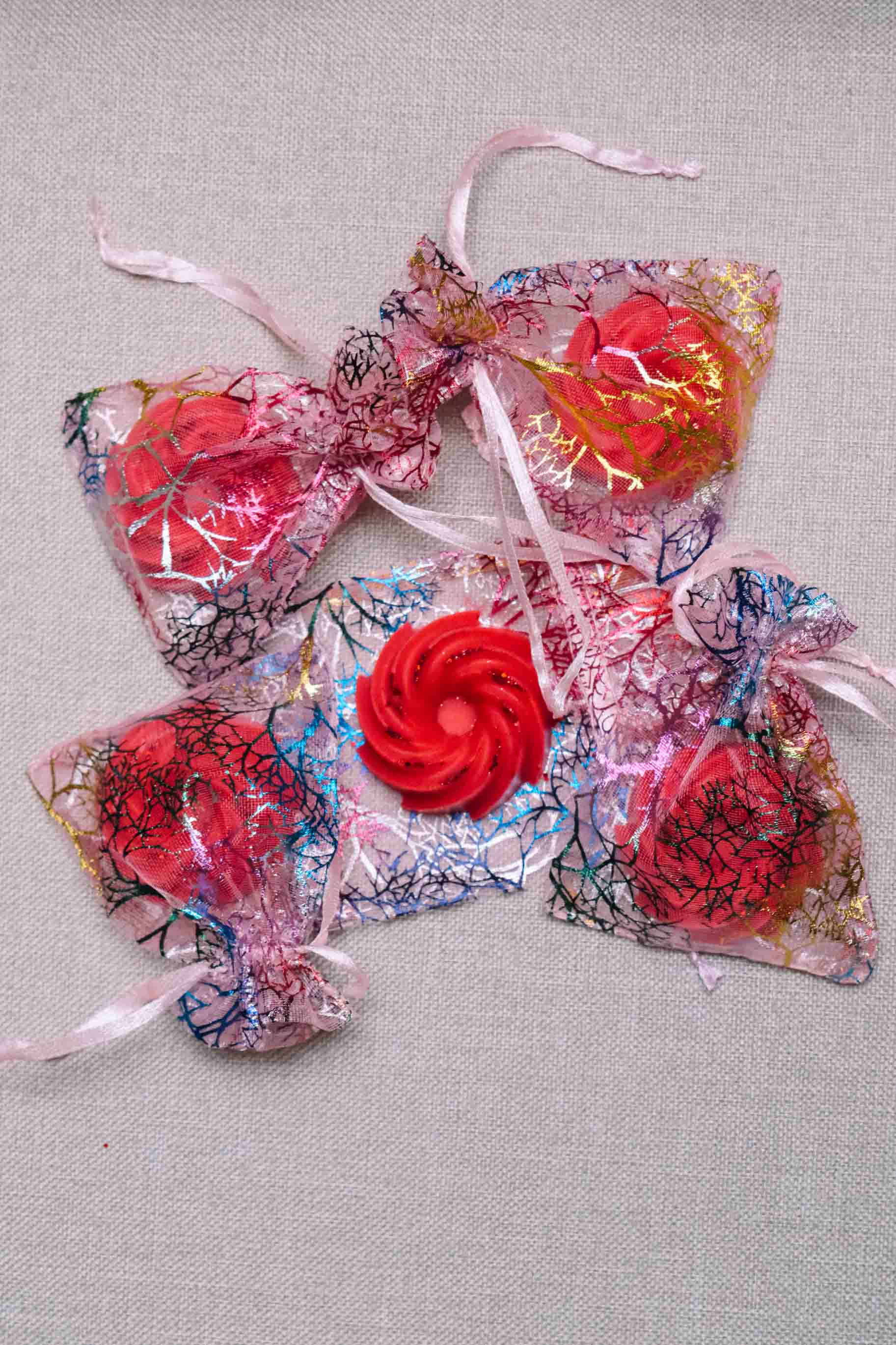 Bougies artisanales fabriquées à la main. Idées cadeaux pour la fête des mères, fête des pères, anniversaires, cadeaux enfants, cadeaux de Noël et fêtes de fin d’année. Boutique en ligne de bougie artisanale originale située en France en Haute-Savoie. Décoration minimaliste - décoration épurée - décoration fait main Parfums de Grasse bougies Fondants parfumés artisanaux Fragrances françaises Ambiance intérieure parfumée Décoration olfactive de luxe Fondant cire parfumé forme gâteau" Fondants parfumés CAKE "Bougie cire gourmande gâteau" Fondants cire de soja végétale - Parfum de Grasse "Bonne humeur"