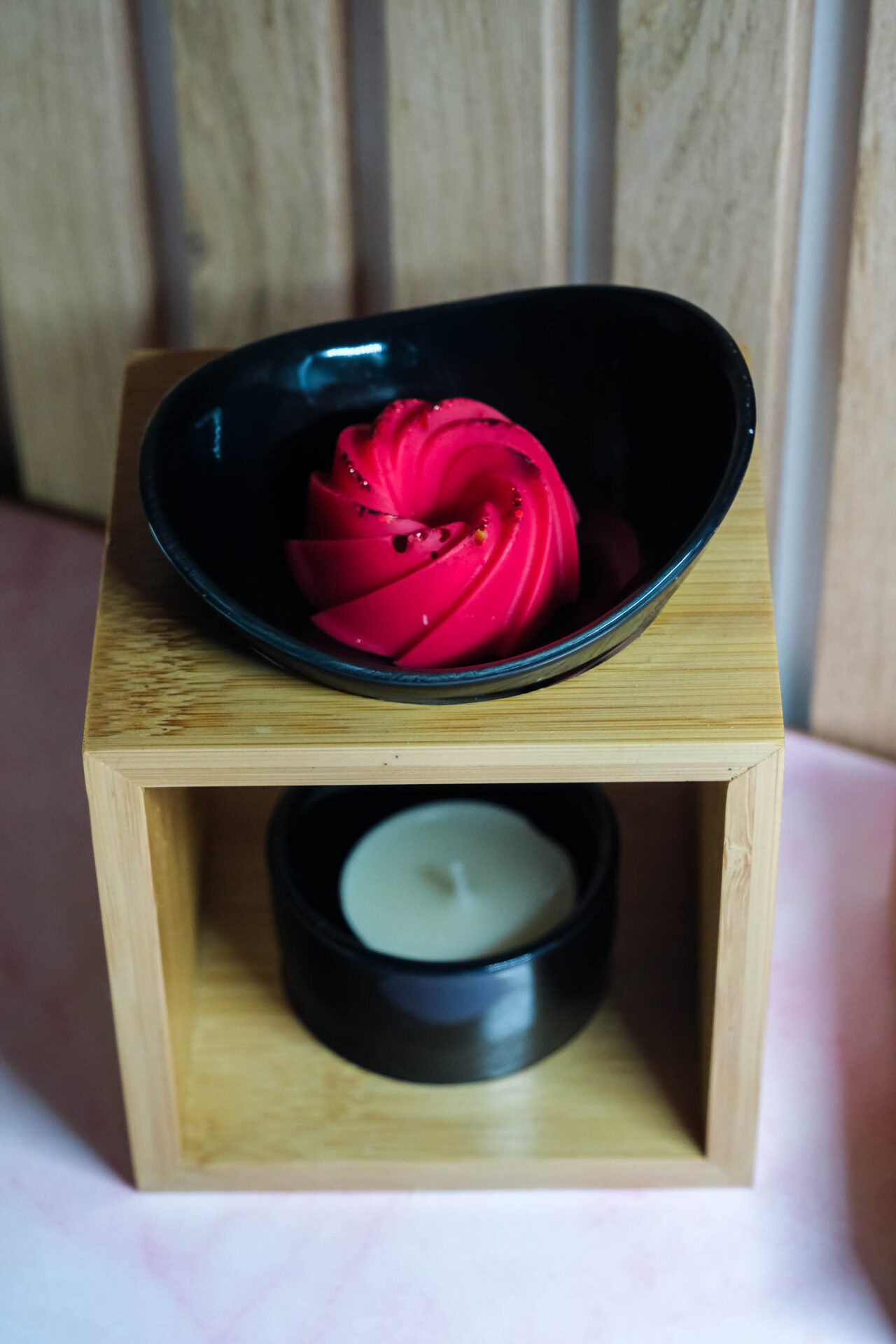 Bougies artisanales fabriquées à la main. Idées cadeaux pour la fête des mères, fête des pères, anniversaires, cadeaux enfants, cadeaux de Noël et fêtes de fin d’année. Boutique en ligne de bougie artisanale originale située en France en Haute-Savoie. Décoration minimaliste - décoration épurée - décoration fait main Parfums de Grasse bougies Fondants parfumés artisanaux Fragrances françaises Ambiance intérieure parfumée Décoration olfactive de luxe Fondant cire parfumé forme gâteau" Fondants parfumés CAKE "Bougie cire gourmande gâteau" Fondants cire de soja végétale - Parfum de Grasse "Bonne humeur"