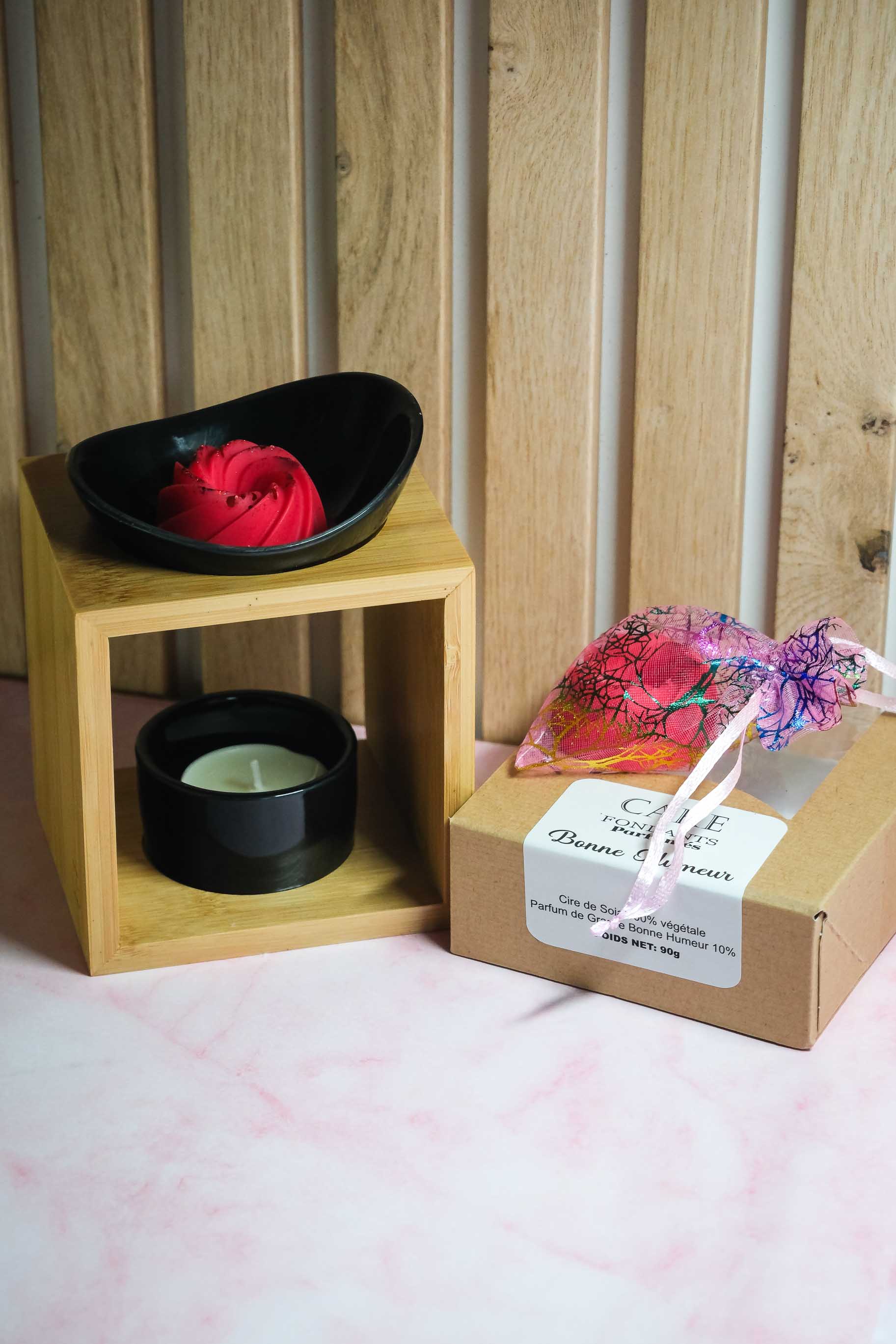 Bougies artisanales fabriquées à la main. Idées cadeaux pour la fête des mères, fête des pères, anniversaires, cadeaux enfants, cadeaux de Noël et fêtes de fin d’année. Boutique en ligne de bougie artisanale originale située en France en Haute-Savoie. Décoration minimaliste - décoration épurée - décoration fait main Parfums de Grasse bougies Fondants parfumés artisanaux Fragrances françaises Ambiance intérieure parfumée Décoration olfactive de luxe Fondant cire parfumé forme gâteau" Fondants parfumés CAKE "Bougie cire gourmande gâteau" Fondants cire de soja végétale - Parfum de Grasse "Bonne humeur"