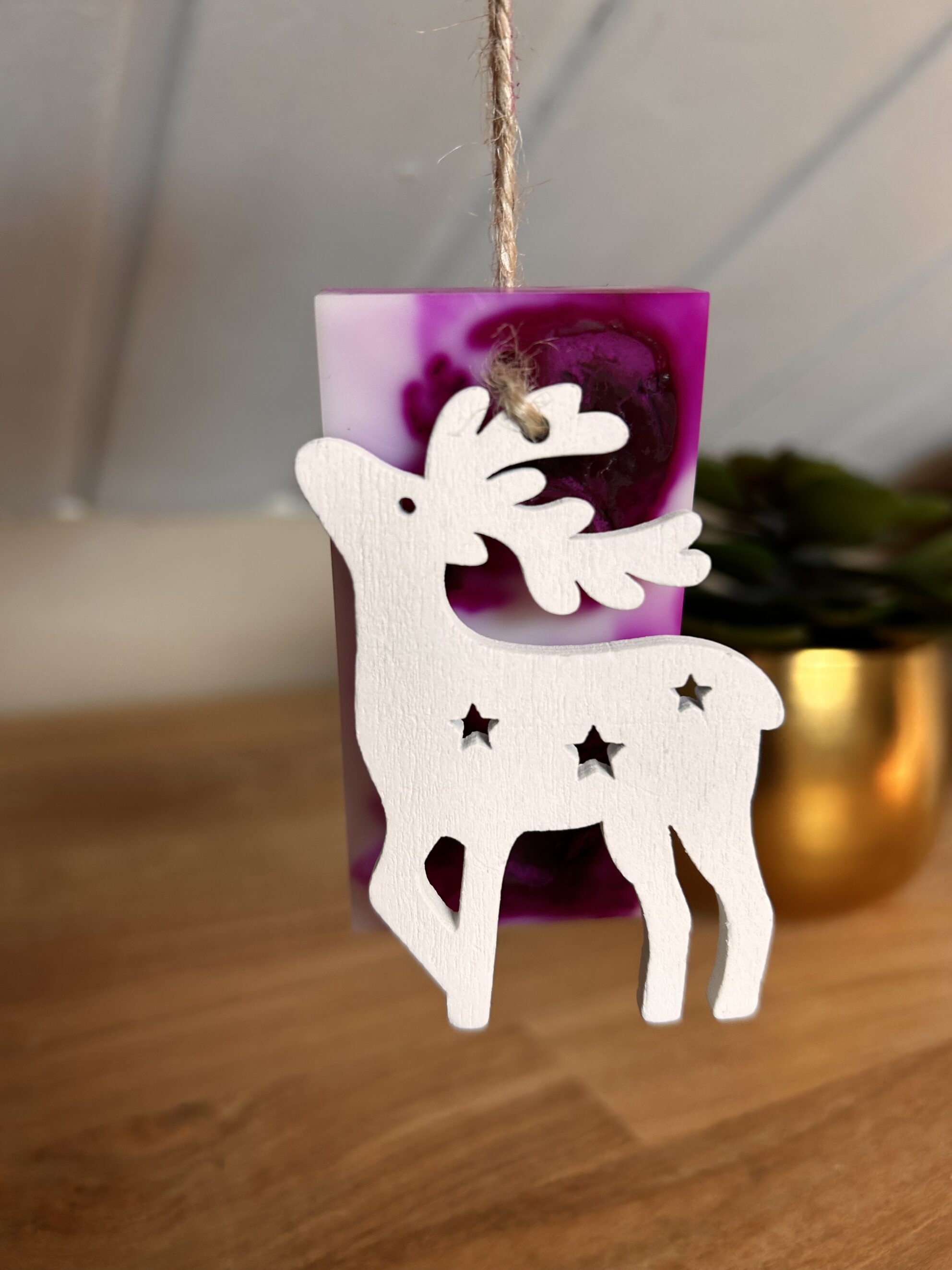 Suspensions parfumées - Mûre et Myrtille - Suspensions pour placards - placards à chaussures - fabrication artisanale - Fabrication française de décoration pour la maison, fabrication artisanale, idées cadeaux, eco-friendly, design, hand-made, home-decor. Idées cadeaux pour la fête des mères, fête des pères, anniversaires, cadeaux enfants, cadeaux de Noël et fêtes de fin d’année. Boutique en ligne de bougie artisanale originale située en France en Haute-Savoie. Décoration minimaliste - décoration épurée - décoration fait main Fêtes de noël - cadeaux suspensions parfumées avec un cerf