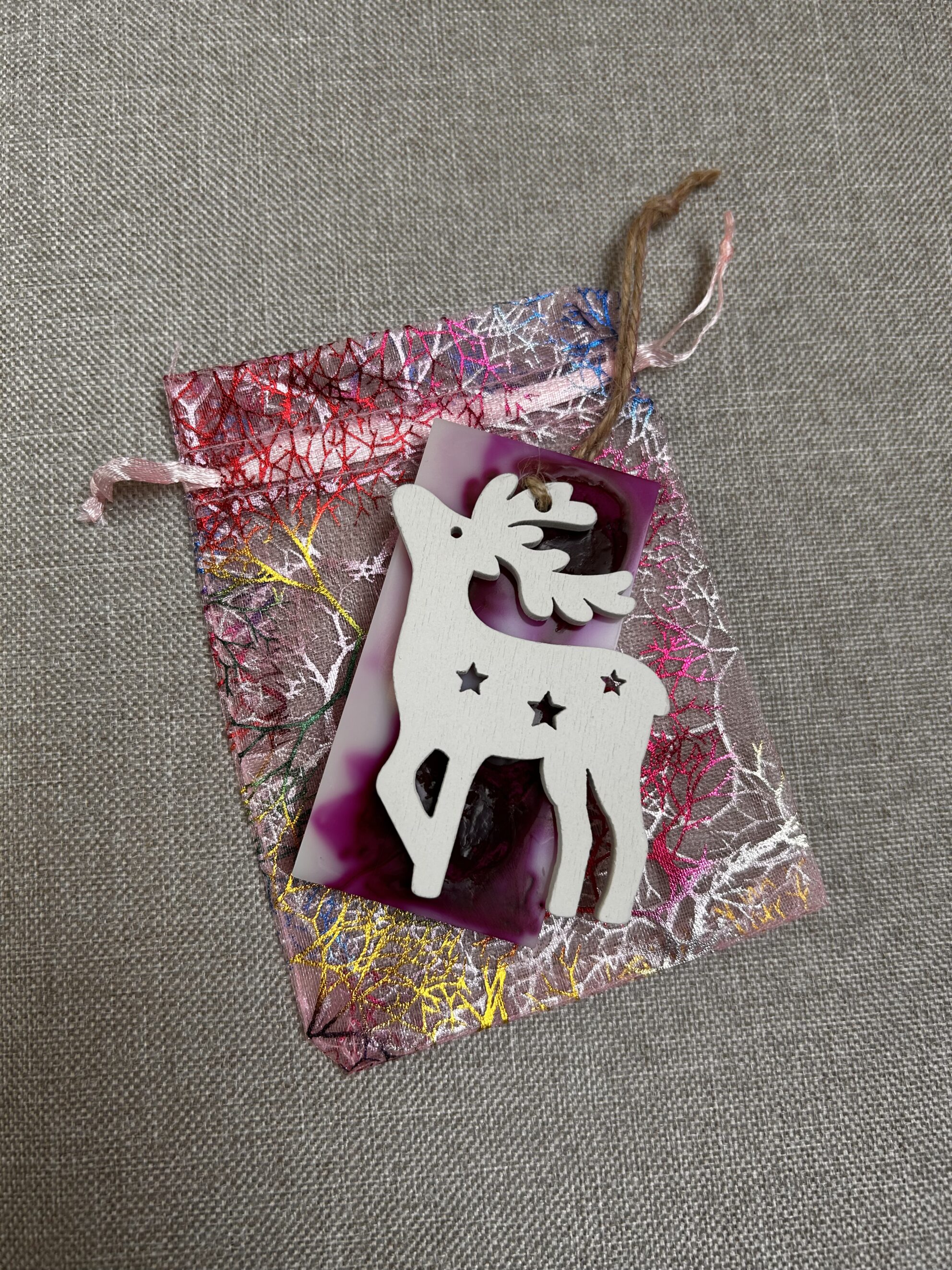 Suspensions parfumées - Mûre et Myrtille - Suspensions pour placards - placards à chaussures - fabrication artisanale - Fabrication française de décoration pour la maison, fabrication artisanale, idées cadeaux, eco-friendly, design, hand-made, home-decor. Idées cadeaux pour la fête des mères, fête des pères, anniversaires, cadeaux enfants, cadeaux de Noël et fêtes de fin d’année. Boutique en ligne de bougie artisanale originale située en France en Haute-Savoie. Décoration minimaliste - décoration épurée - décoration fait main Fêtes de noël - cadeaux suspensions parfumées avec un cerf