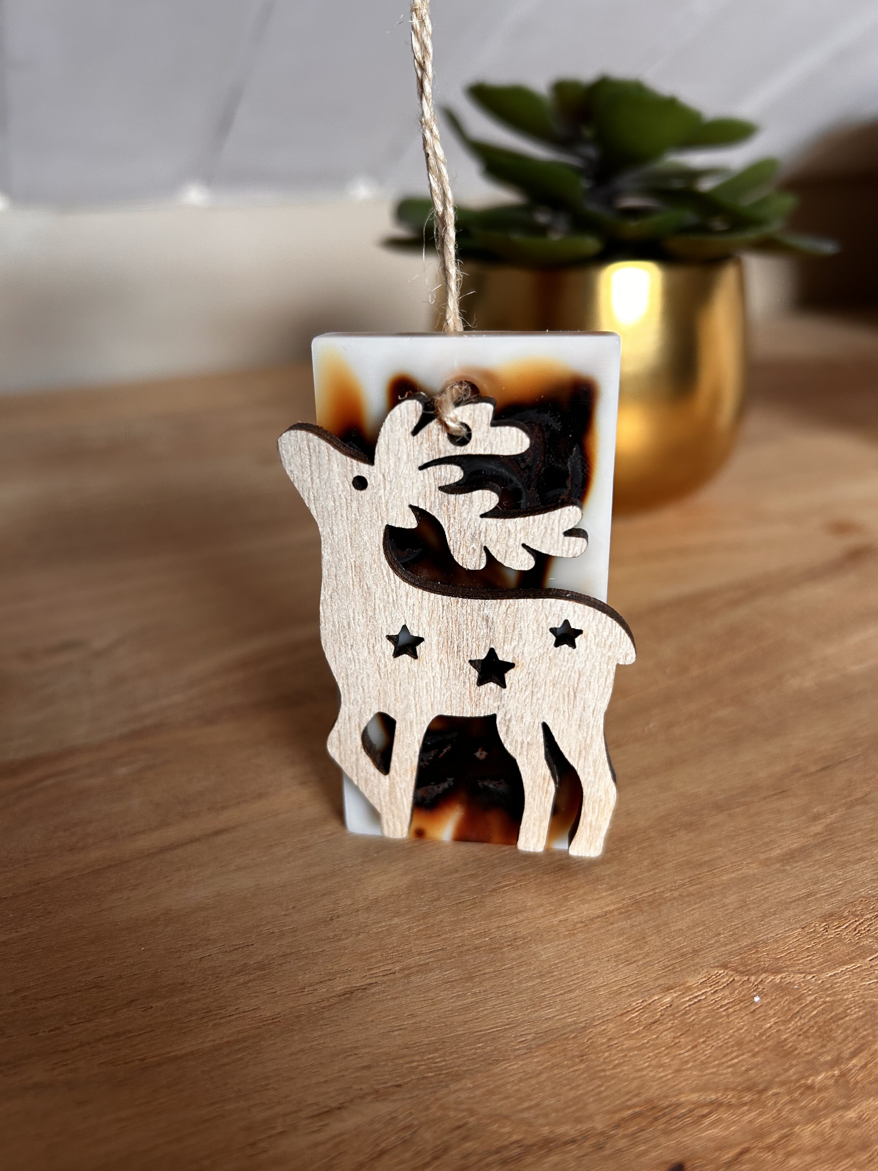 Suspensions parfumées - Clémentine - Suspensions pour placards - placards à chaussures - fabrication artisanale - Fabrication française de décoration pour la maison, fabrication artisanale, idées cadeaux, eco-friendly, design, hand-made, home-decor. Idées cadeaux pour la fête des mères, fête des pères, anniversaires, cadeaux enfants, cadeaux de Noël et fêtes de fin d’année. Boutique en ligne de bougie artisanale originale située en France en Haute-Savoie. Décoration minimaliste - décoration épurée - décoration fait main Fêtes de noël - cadeaux suspensions parfumées avec un cerf