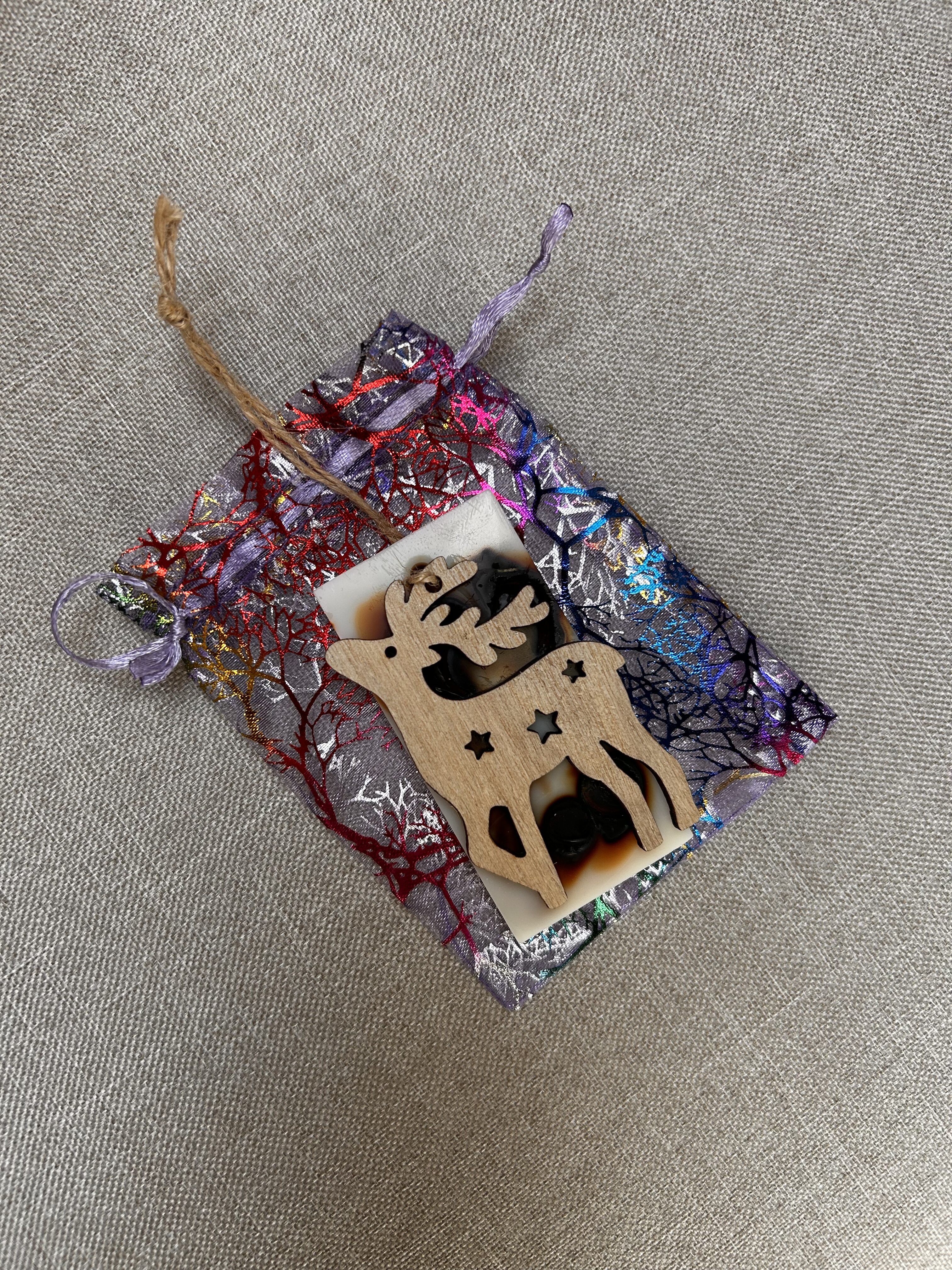 Suspensions parfumées - Clémentine - Suspensions pour placards - placards à chaussures - fabrication artisanale - Fabrication française de décoration pour la maison, fabrication artisanale, idées cadeaux, eco-friendly, design, hand-made, home-decor. Idées cadeaux pour la fête des mères, fête des pères, anniversaires, cadeaux enfants, cadeaux de Noël et fêtes de fin d’année. Boutique en ligne de bougie artisanale originale située en France en Haute-Savoie. Décoration minimaliste - décoration épurée - décoration fait main Fêtes de noël - cadeaux suspensions parfumées avec un cerf