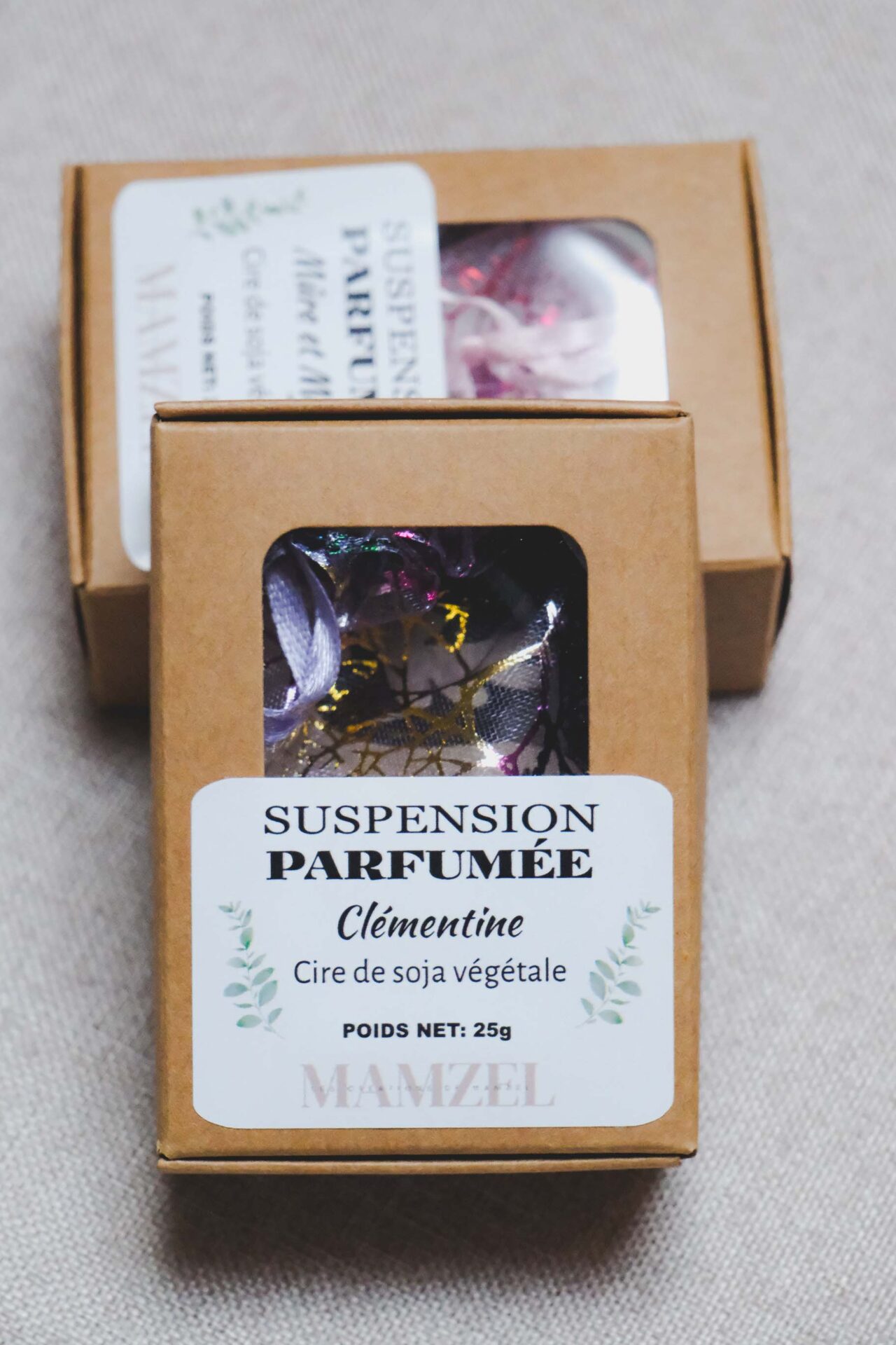 Suspensions parfumées - Clémentine - Suspensions pour placards - placards à chaussures - fabrication artisanale - Fabrication française de décoration pour la maison, fabrication artisanale, idées cadeaux, eco-friendly, design, hand-made, home-decor. Idées cadeaux pour la fête des mères, fête des pères, anniversaires, cadeaux enfants, cadeaux de Noël et fêtes de fin d’année. Boutique en ligne de bougie artisanale originale située en France en Haute-Savoie. Décoration minimaliste - décoration épurée - décoration fait main Fêtes de noël - cadeaux suspensions parfumées avec un cerf